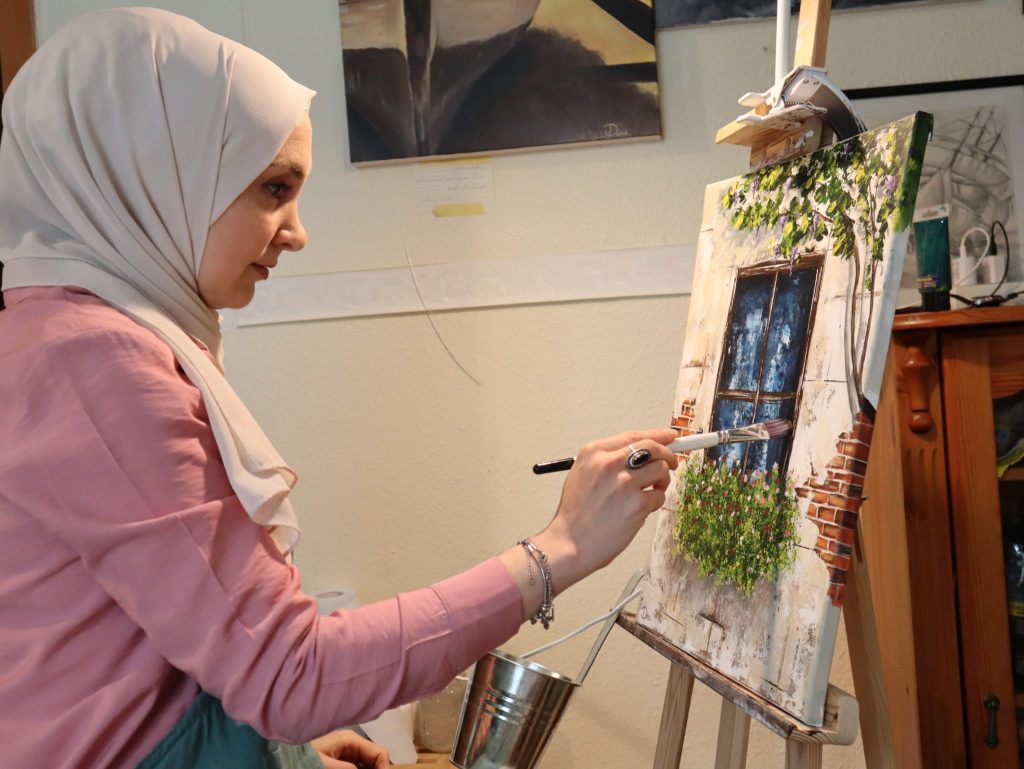 ألمانيا.. الفنانة الفلسطينية "ديمة عبد النور" تبحر في ألوان الذاكرة وحكايا الجدات