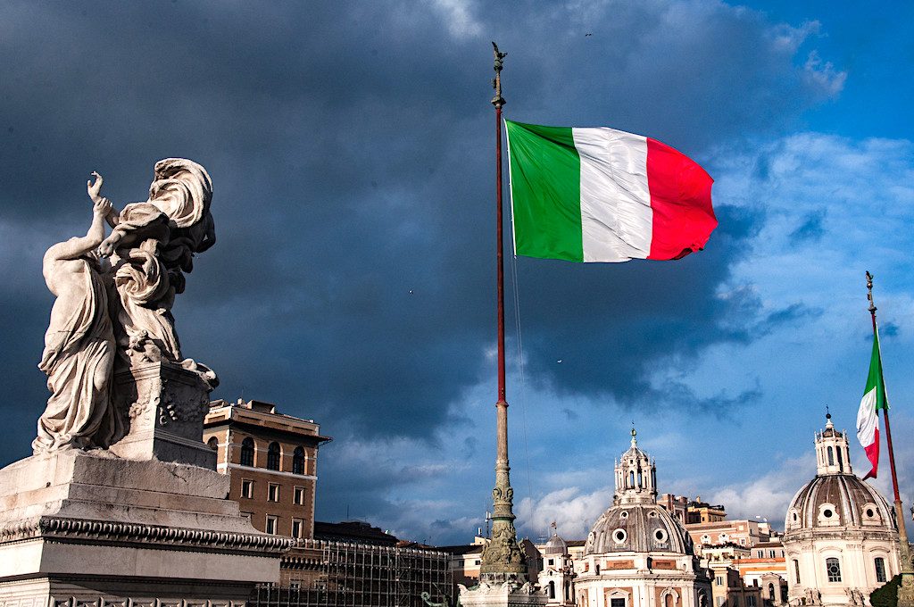 إيطاليا تلغي ارتداء الكمامة باستثناء المستشفيات ووسائل النقل