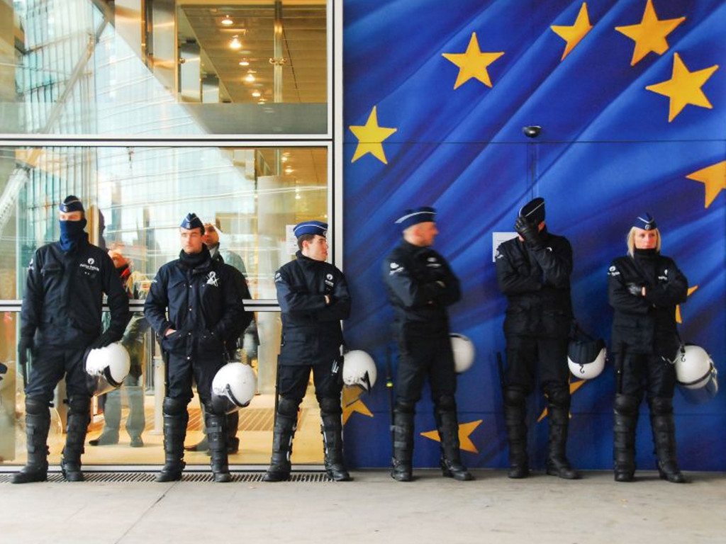 بقيادة ألمانيا.. الشرطة الأوروبية تستهدف شبكات "تجار البشر"