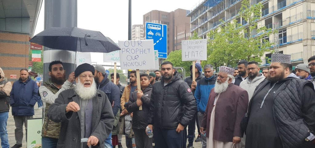غضب واحتجاجات.. بريطانيا تعرض فيلما يسئ للمسلمين