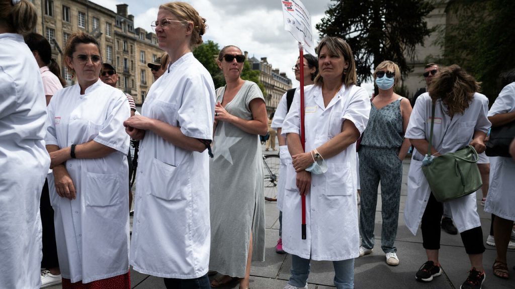 فرنسا.. عمال الصحة يحتجون على تدني الأجور وصعوبة ظروف العمل