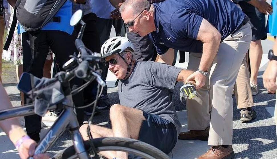 فيديو.. الرئيس الأمريكي يسقط عن دراجة هوائية