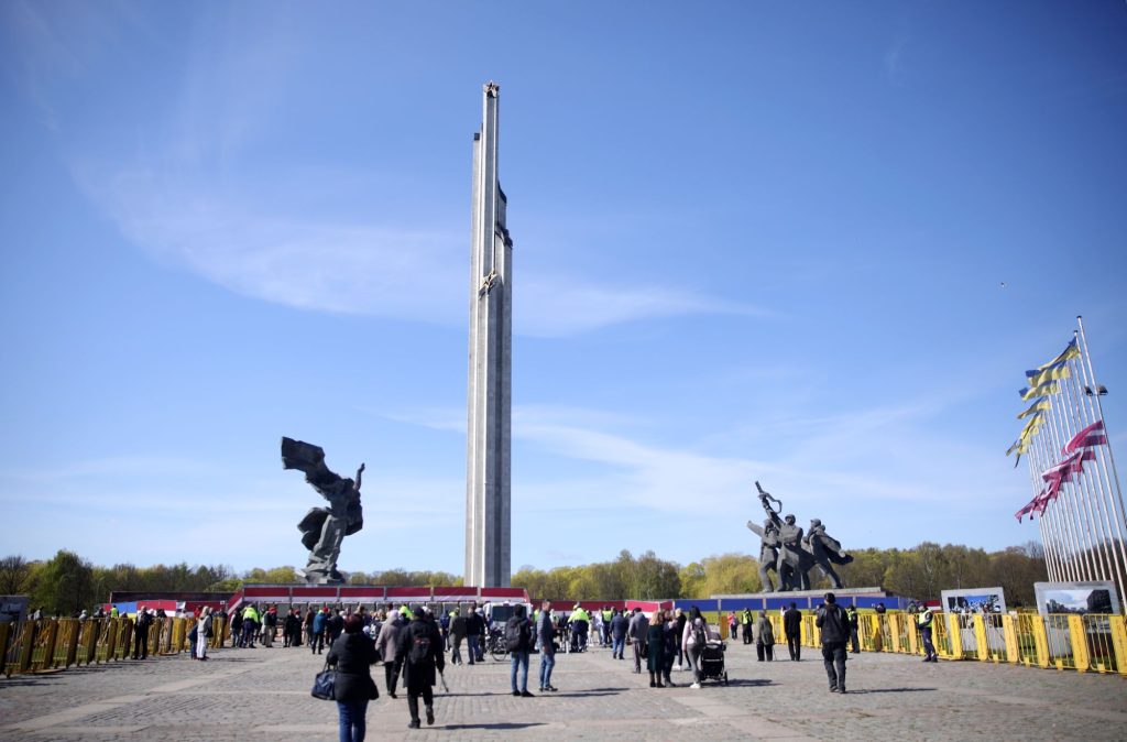 لاتفيا تقرّ قانونا لتفكيك النصب التذكارية