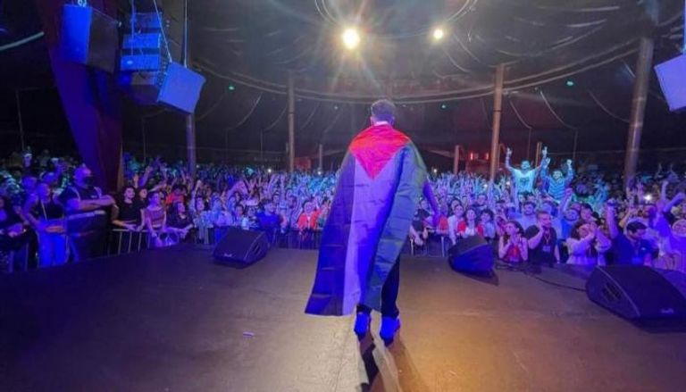 مغني راب مصري يرفع علم فلسطين في باريس