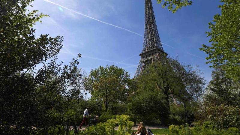 ناشطون فرنسيون يمنعون قطع 40  شجرة بالقرب من برج إيفل