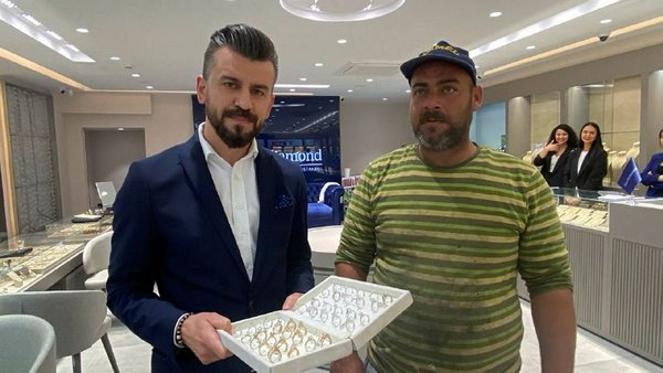 لاجئ سوري في تركيا يعثر على مجوهرات أثناء عمله ويعيدها إلى صاحبها