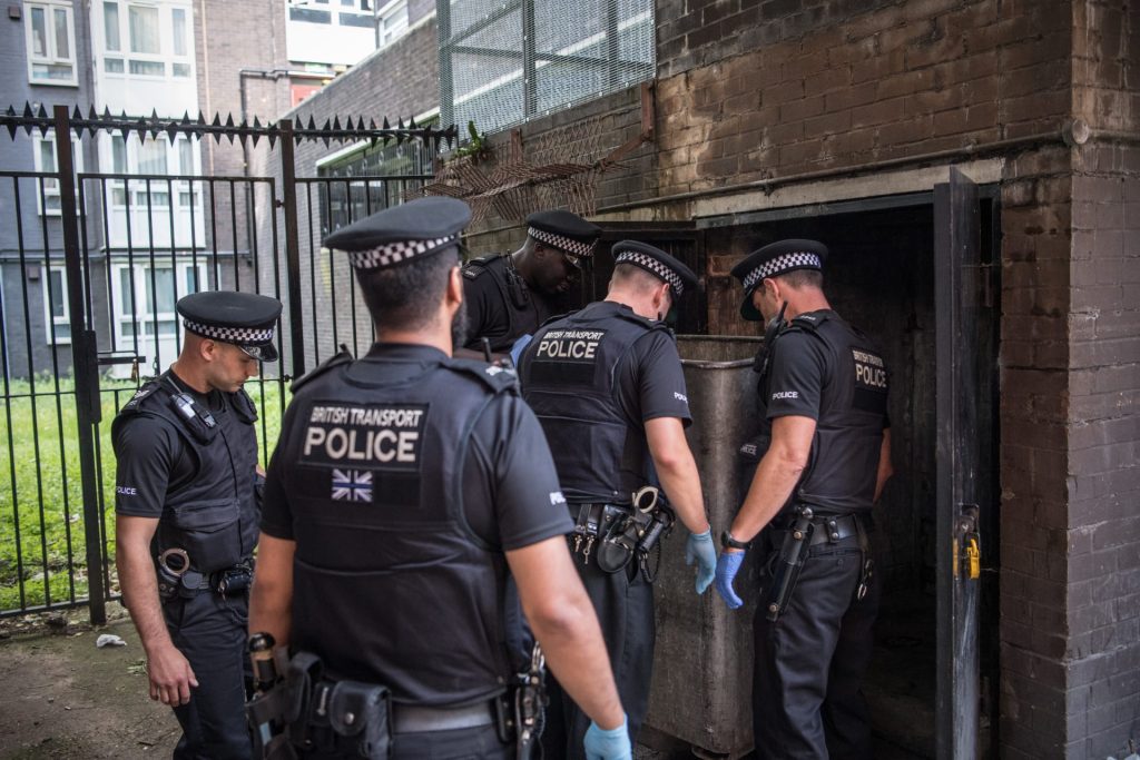 الشرطة البريطانية توقف امرأة أكلت حيوانا قارضا مقابل كوكايين