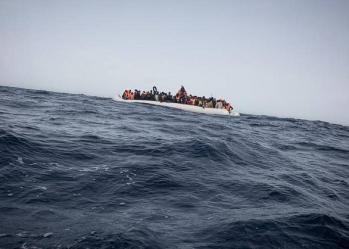 اسبانيا تعثر على جثتي امرأة وطفلة في قارب للمهاجرين قبالة جزر الكناري