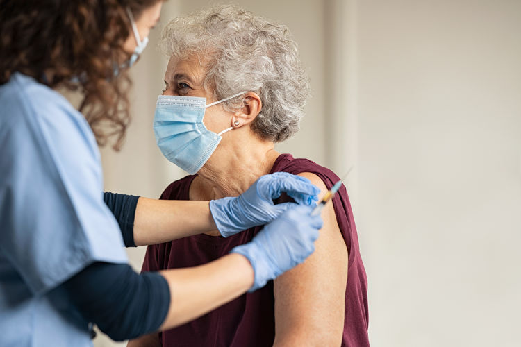 الاتحاد الأوروبي يوصي بجرعة تطعيم ثانية ضد كورونا لكبار السن