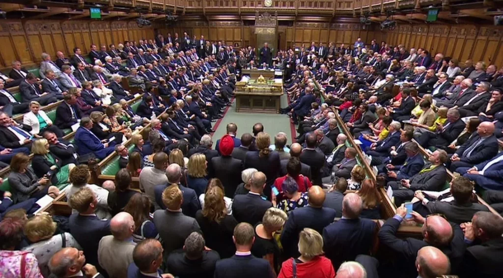 البرلمان البريطاني يصوت ضد حجب الثقة عن حكومة جونسون
