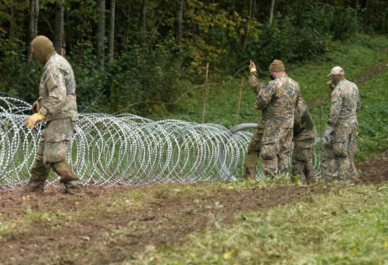 السلطات البولندية تفتح السياج الحدودي مع بيلاروسيا