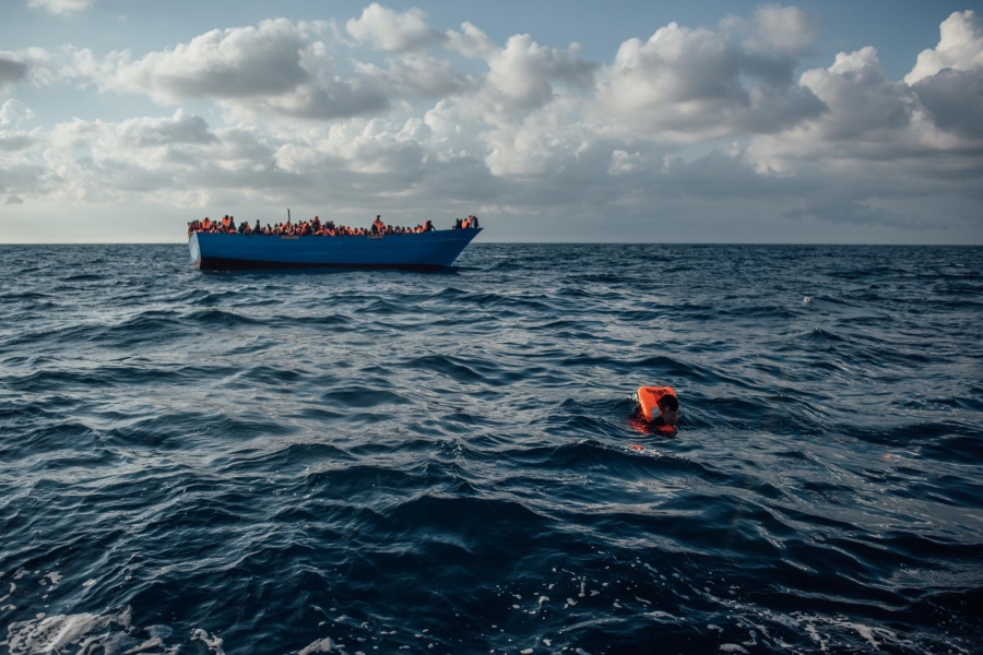 إيطاليا تعثر على 5 جثث على متن سفينة صيد في المتوسط