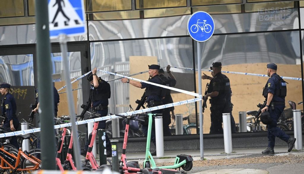 إصابة شخصين بجروح إثر إطلاق نار بمركز تسوق جنوبي السويد