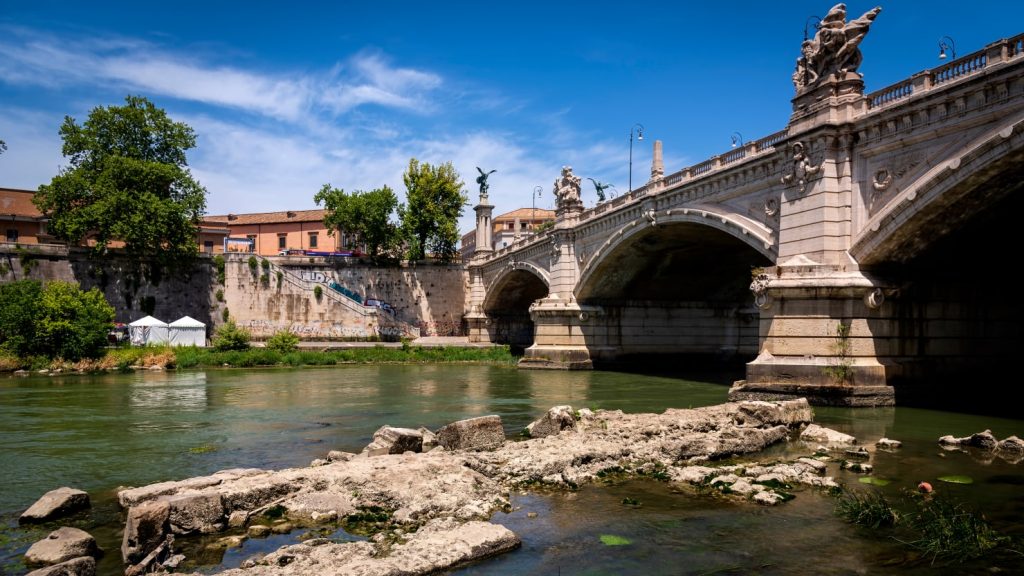 الجفاف يكتشف جسرا استخدمه الإمبراطور "نيرون" في ايطاليا