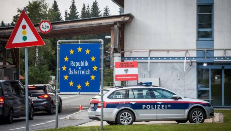 النمسا توقف شخصين بتهمة تهريب البشر على الحدود مع المجر