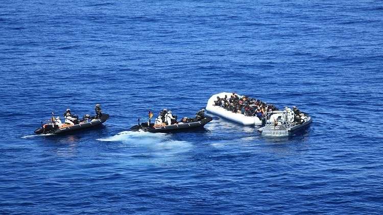 انتشال 29 شخصًا من قارب متهالك قبالة سواحل اليونان