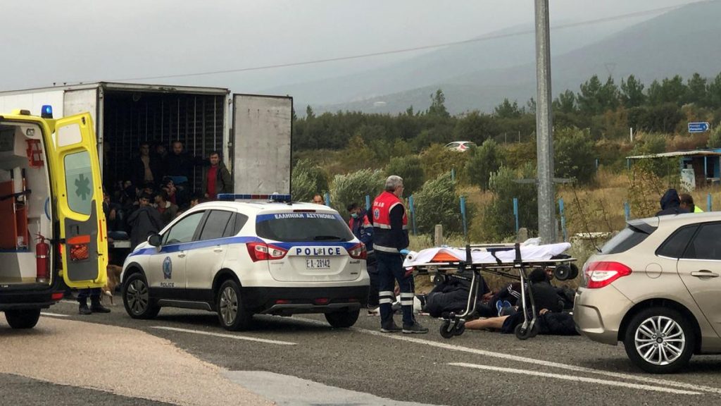 إصابة 35 مهاجراً سورياً إثر انقلاب شاحنة في مقدونيا الشمالية