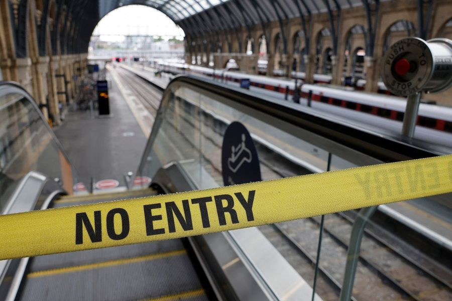تمديد الإضرابات يزيد من أزمة السكك الحديدية في بريطانيا
