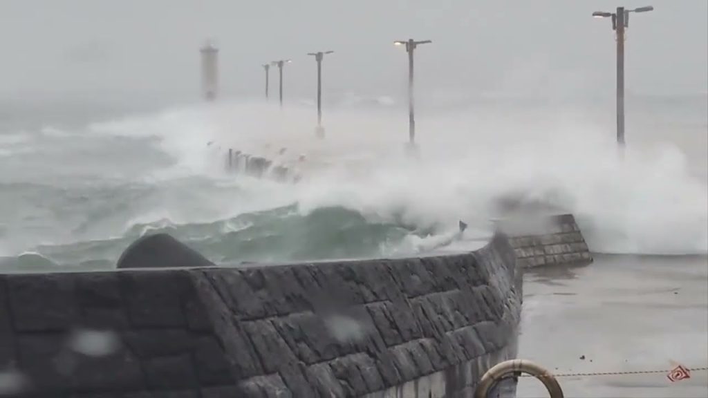 فيديو.. عاصفة "ميري" الاستوائية تضرب السواحل اليابانية