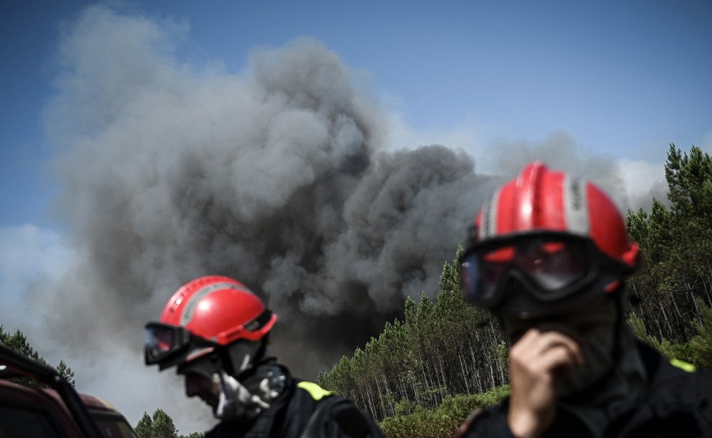 الحرائق تجلي 3000 شخص من منازلهم في إقليم أفيرون الفرنسي