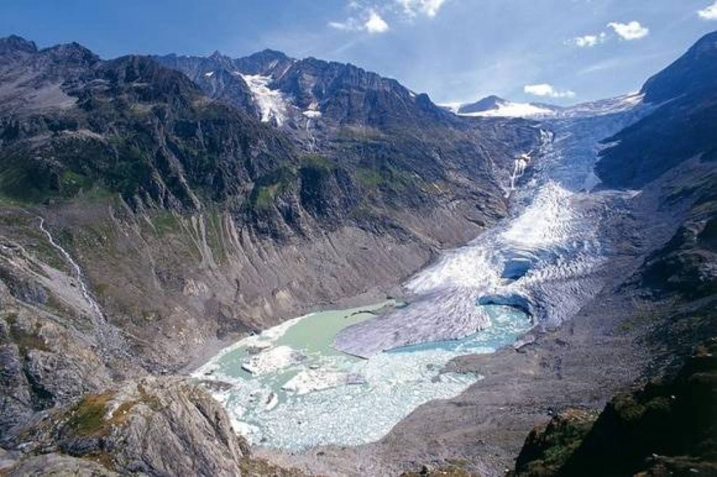 ارتفاع درجات الحرارة يتسبب في ذوبان أنهار جليدية بسويسرا