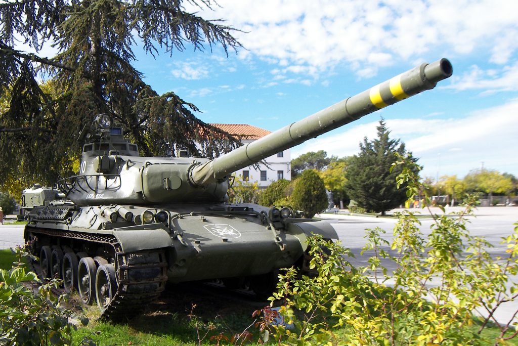 اسبانيا تستعد لتدريب عسكريين أوكرانيين على استخدام الدبابات والمدفعية