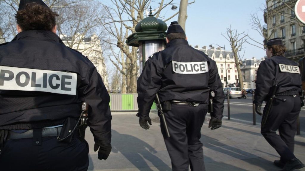 الشرطة الفرنسية تعتقل شابا بعدما هدد معلمة طالبة شقيقته بخلع الحجاب