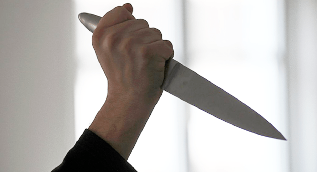 امرأة اسبانية تذبح والدتها بسكين مطبخ