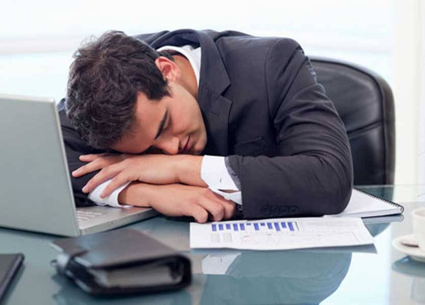 دراسة: نقص النوم يرتبط بتأخر رد الفعل وضعف الإدراك والحكم