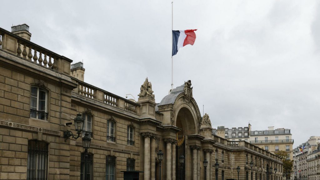 رؤساء البلديات في فرنسا يرفضون تنكيس الأعلام حدادا على ملكة بريطانيا