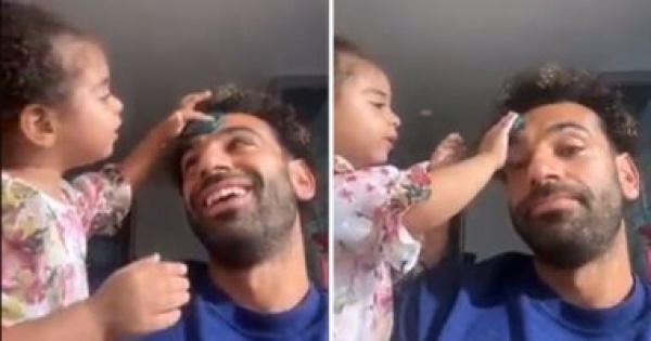 فيديو طريف.. محمد صلاح يظهر برفقة ابنته و"الزومبي"