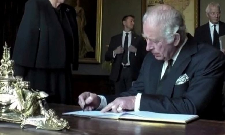 فيديو.. ملك بريطانيا يخطئ في كتابة التاريخ خلال توقيعه في كتاب الزوار