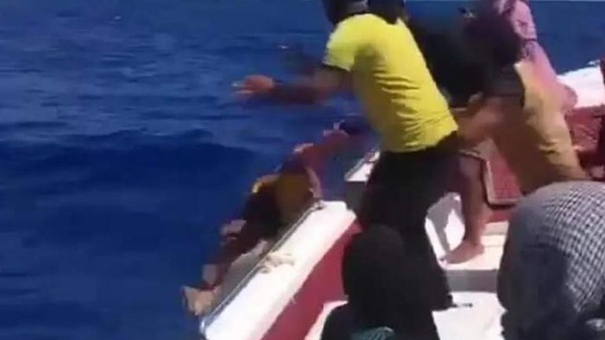 فيديو.. مهاجر سوري يلقي جثة طفله في عرض البحر