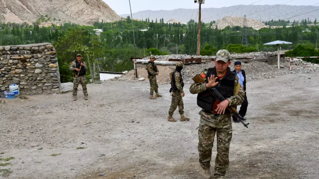 قرغيزستان تقر بمقتل 36 شخصا جراء الاشتباكات مع طاجيكستان