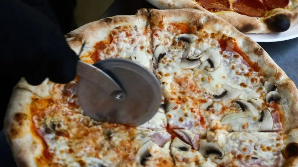 ما علاقة سرطان الأمعاء بتناول البيتزا؟
