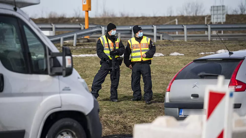 التشيك تعتقل 120 مهاجرًا منذ تطبيق الإجراءات الحدودية