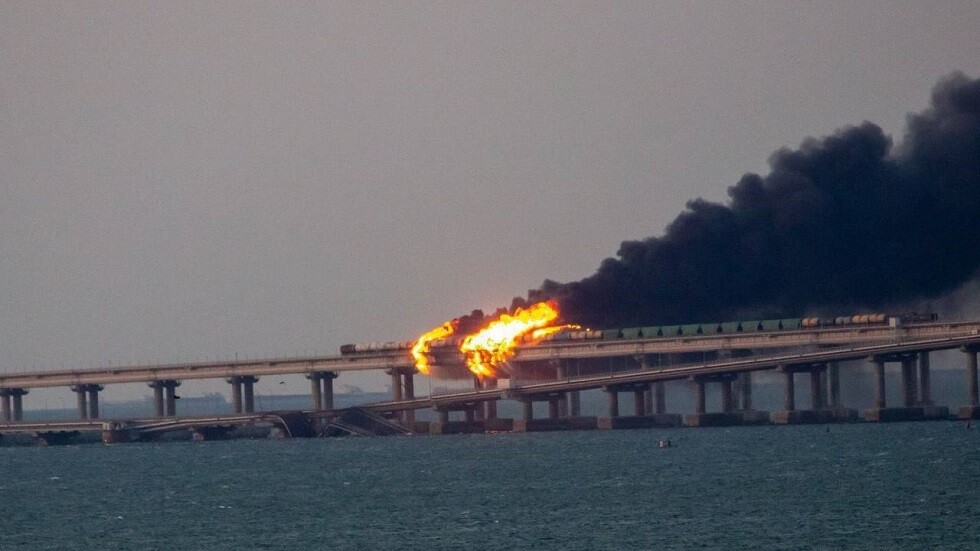 السلطات الأوكرانية تعلن تفجير جسر جزيرة القرم