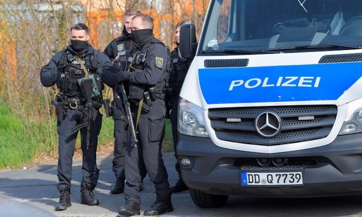 الشرطة الألمانية تداهم منزل امرأة روسية تدعم العملية العسكرية في أوكرانيا