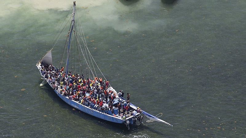 عشرات المهاجرين العرب قبالة السواحل الإيطالية يطلبون النجدة