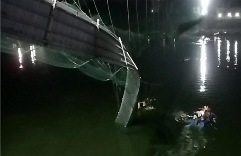 فيديو.. لحظة انهيار الجسر المعلق في الهند ومصرع العشرات
