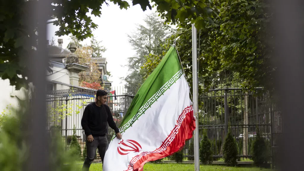متظاهرون يقتحمون السفارة الإيرانية في العاصمة السويسرية